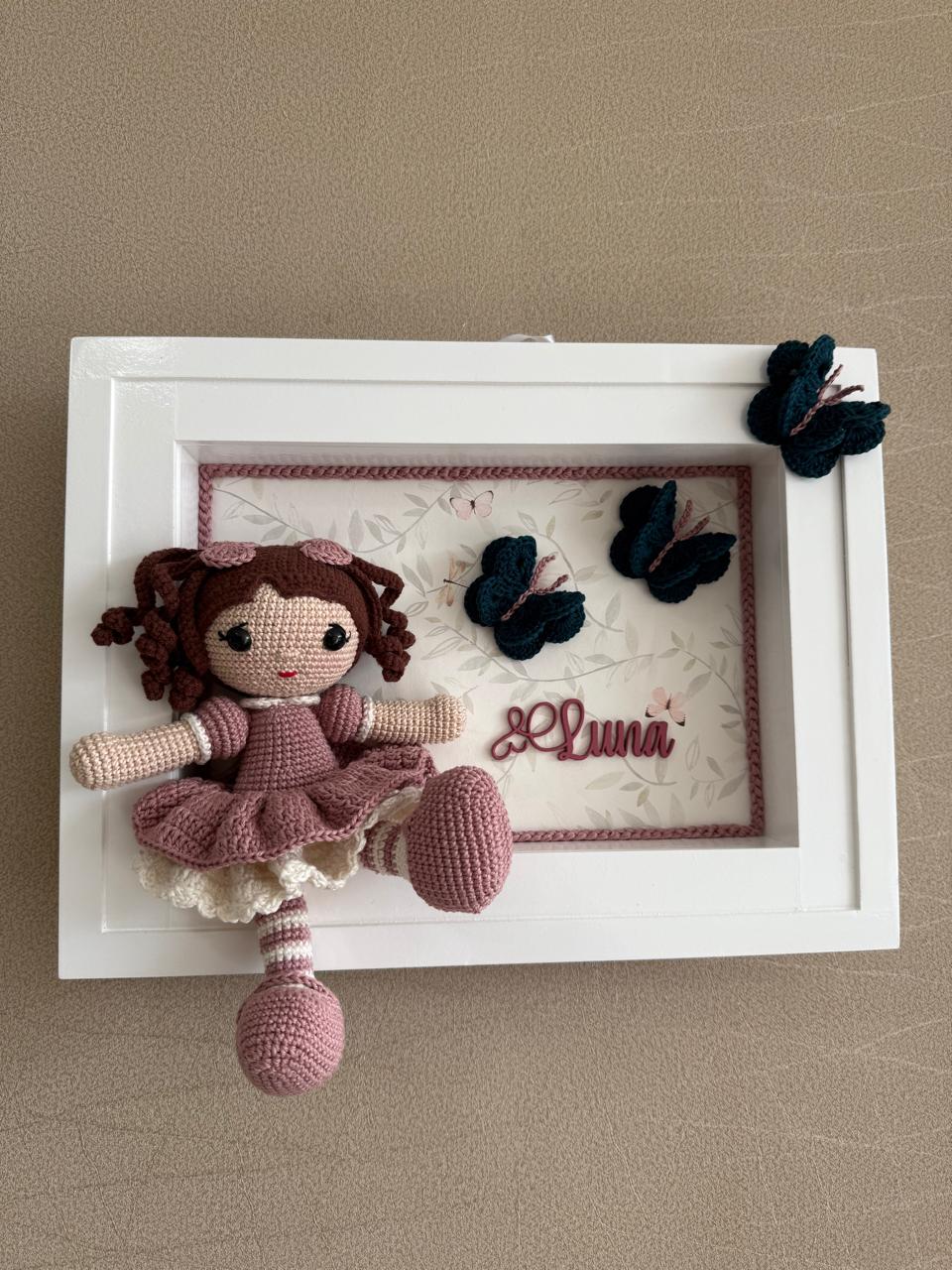 Quadro Porta Maternidade Boneca com Borboletas Retangular em MDF